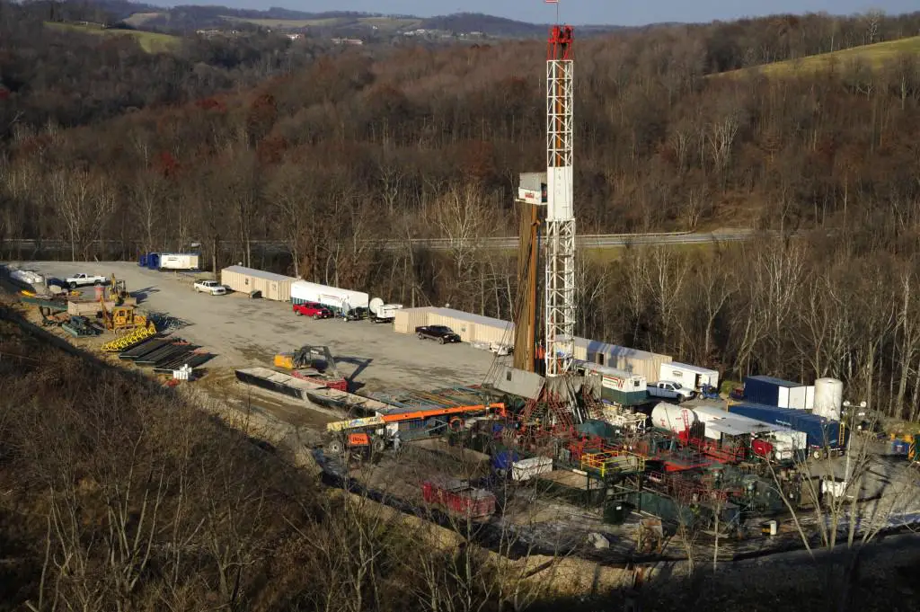 Illustration of methane gas escaping from a fracking well into the atmosphere